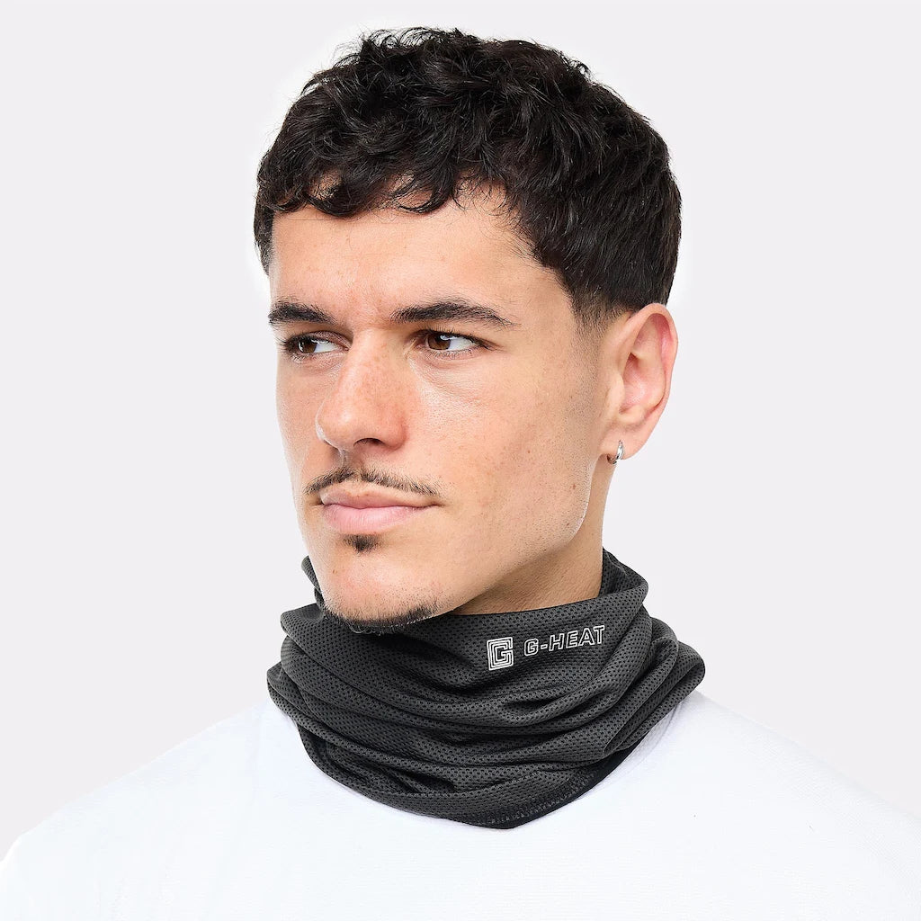 Tour de cou rafraîchissant noir porté