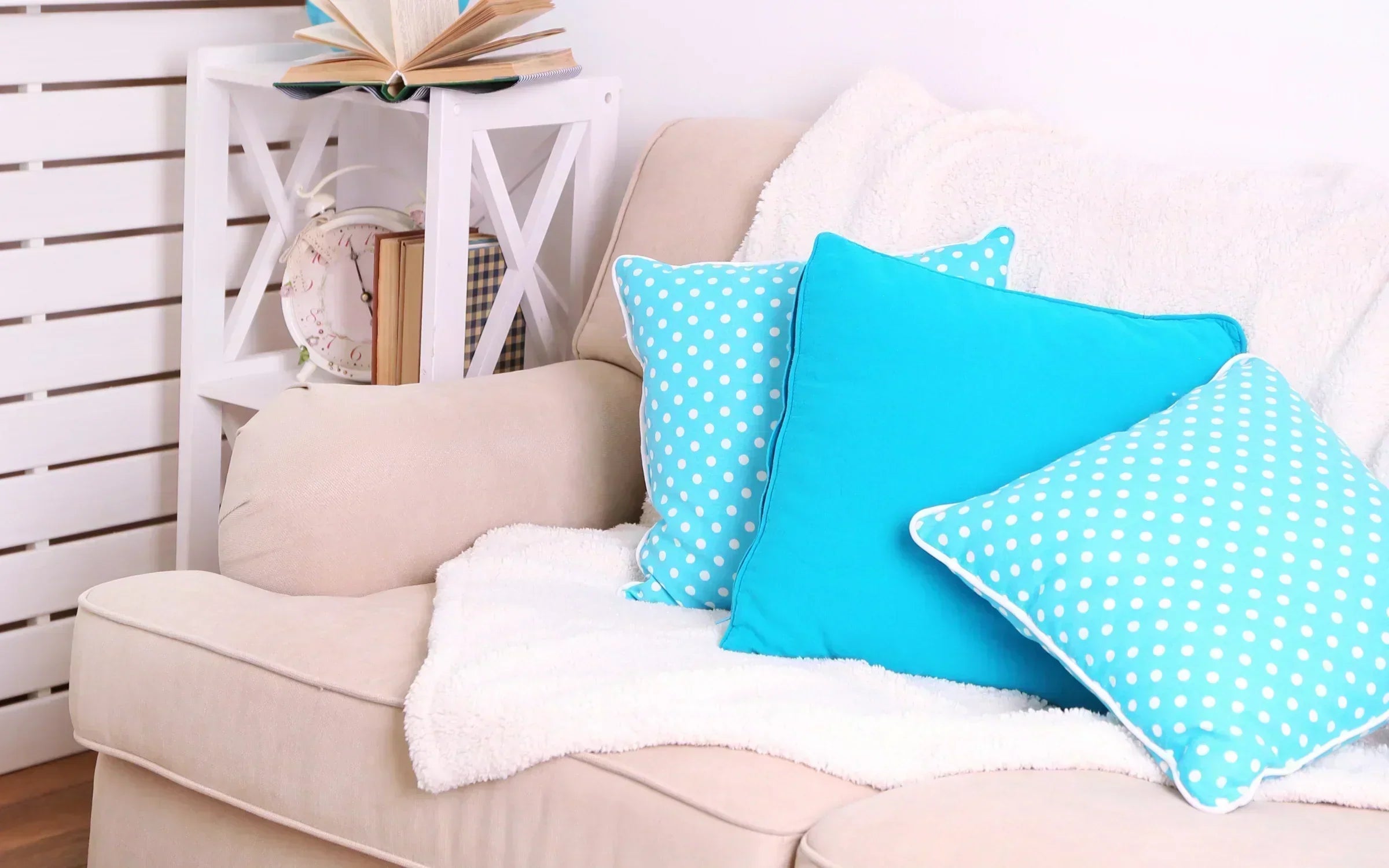 Wie legt man eine Decke elegant und bequem auf das Sofa?
