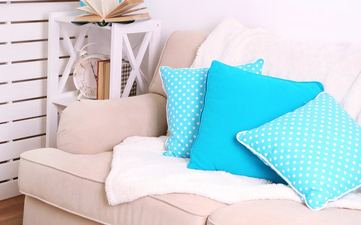 Wie legt man eine Decke elegant und bequem auf das Sofa?