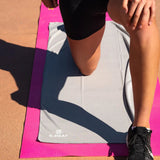 serviette rafraîchissante grise au sol